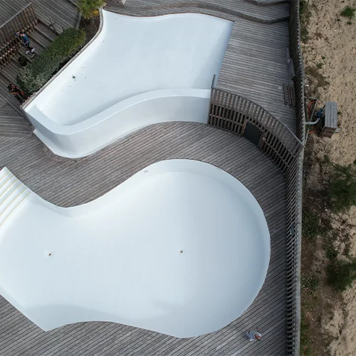 Rénovation des piscines du camping Huttopia à Arcachon (33), application d'une étanchéité polyester sur les bassins en revêtement polyester vétuste de plus d'une vingtaine d'années
